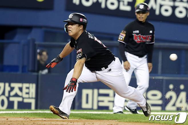 18일 오후 서울 송파구 잠실야구장에서 열린 프로야구 2023 신한 SOL KBO리그 kt 위즈와 LG 트윈스의 경기, 4회초 1사 만루 kt 장성우의 외야플라이 때 태그업 시도한 3루주자 강백호가 홈으로 파고들고 있다. kt 이강철 감독은 비디오판독을 요청했고, 아웃 원심 그대로 유지되며 만루 찬스를 무득점으로 그쳤다. 2023.5.18/뉴스1 ⓒ News1 이동해 기자