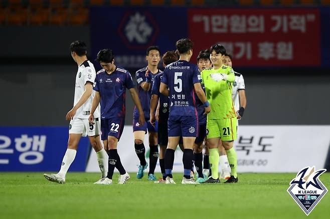 청주 선수들이 13라운드 안산전에서 승리한 뒤 기쁨을 나누고 있다. 제공 | 한국프로축구연맹