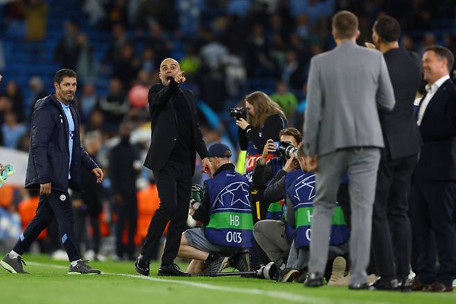 Soccer Football - Champions League - Semi Final - Second Leg - Manchester City v Real Madrid - Etihad Stadium, Manchester, Britain - May 17, 2023 Manchester City manager Pep Guardiola celebrates with TV pundit Rio Ferdinand after the match REUTERS/Molly Darlington







<저작권자(c) 연합뉴스, 무단 전재-재배포 금지>