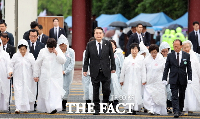 윤석열 대통령은 지난해에 이어 2년 연속 5·18민주화운동에 참석했다. 18일 광주 북구 국립5·18민주묘지에서 열린 제43주년 5·18민주화운동 기념식에 오월어머니회 회원들과 함께 입장하고 있는 윤 대통령. /뉴시스