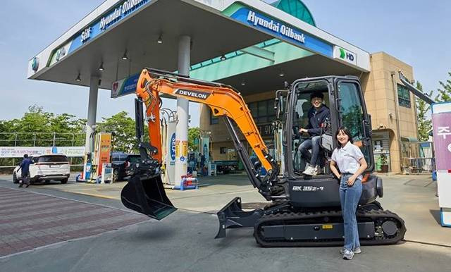 HD현대오일뱅크가 HD현대인프라코어와 미니 굴착기 판매 협력 사업을 벌인다. /HD현대오일뱅크