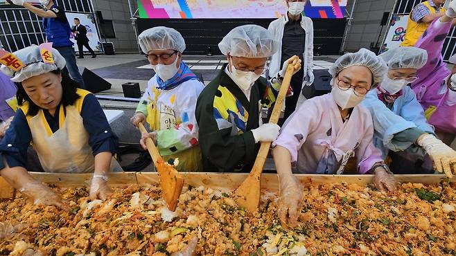 조병옥 음성군수 내외가 축제 관광객들에게 나눠줄 비빔밥을 만들고 있다.