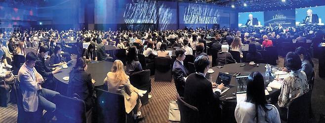 17일 오전 서울 중구 신라호텔에서 열린 ‘2023 아시안리더십콘퍼런스’에서 청중들이 보리스 존슨 전 영국 총리의 발언을 듣고 있다. 존슨 전 총리는 이날 “한국과 영국은 방산, 친환경 기술, 원전 등 분야에서 앞으로 더 협력해야 한다”며 “(양국이) 자유, 자본주의, 민주주의를 세계에 더 많이 확산시킬 수 있도록 함께해야 한다”고 했다. /장련성 기자