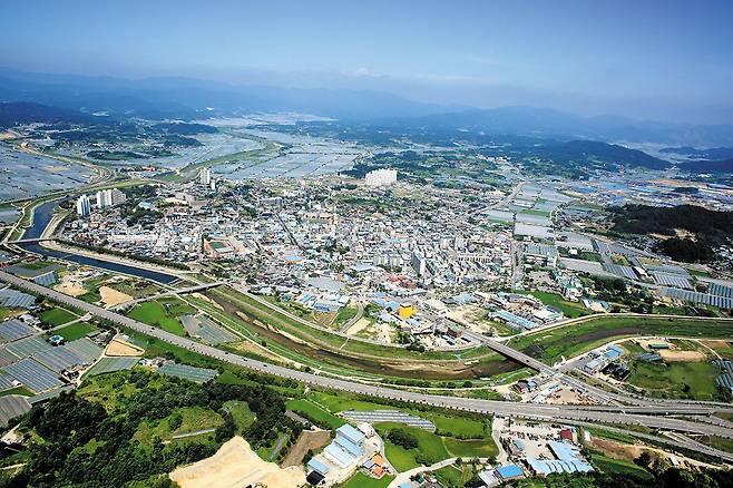 경북 성주군 성주읍 전경. 인구 4만명 남짓한 성주군은 전국 참외 생산량의 80%를 담당하는 국가대표 참외 주산지다. 성주군은 참외를 기반으로 교통 인프라 및 관광 산업 확장을 통한 경제 활성화를 목표로 하고 있다. /성주군 제공