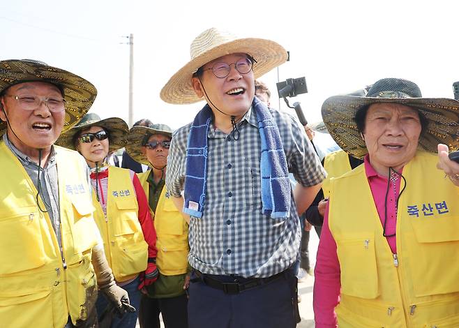 더불어민주당 이재명 대표가 16일 오후 경기도 안성시 죽산면 장원리에서 열린 '청년농업 현장방문 및 간담회'에서 모내기 시연을 마친 후 환하게 웃고 있다. /연합뉴스