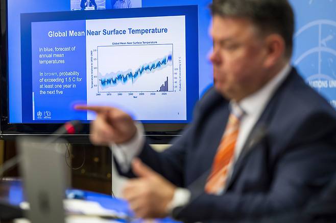 페테리 탈라스 세계기상기구(WMO) 사무총장이 17일(현지 시각) 기후 변화 관련 보고서를 발표했다. / AP=연합뉴스