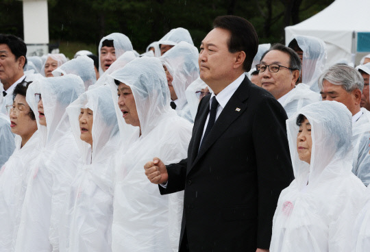 윤석열 대통령이 18일 광주 북구 국립5·18민주묘지에서 열린 제43주년 5·18민주화운동 기념식에서 님을 위한 행진곡을 제창하고 있다. 사진=연합뉴스