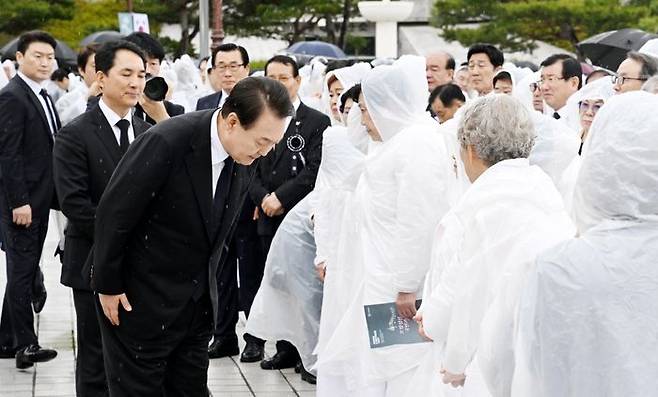 윤석열 대통령이 18일 광주 북구 국립5·18민주묘지에서 열린 제43주년 5·18민주화운동 기념식에 참석해 유가족과 인사하고 있다. ⓒ뉴시스