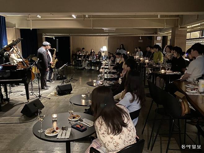 지난달 30일 서울 광진구 디도 재즈 라운지에서 진행된 롯데백화점 문화센터 수업에서 수강생들이 재즈 연주를 감상하고 있다. 김소민 기자 somin@donga.com