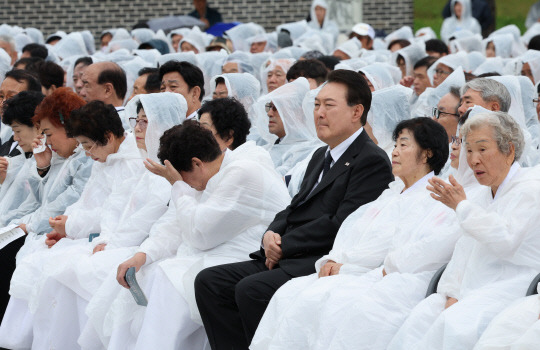 윤석열 대통령이 18일 광주 북구 국립5·18민주묘지에서 열린 제43주년 5·18민주화운동 기념식에서 오월어머니회 회원들과 함께 행사를 지켜보고 있다. 연합뉴스