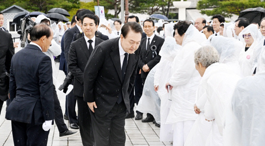 윤석열 대통령이 18일 광주 북구 운정동 국립 5·18민주묘지에서 열린 5·18 민주화운동 43주년 기념식에서 오월 어머니 등 참석자들에게 인사하고 있다.<광주전남사진기자단·연합뉴스>