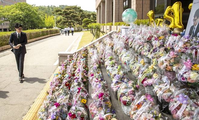 [과천=뉴시스] 정병혁 기자 = 한동훈 법무부장관이 취임 1주년인 17일 오전 경기 과천시 정부과천청사 법무부로 출근하며 지지자들이 보낸 꽃을 둘러보고 있다. 2023.05.17. jhope@newsis.com /사진=뉴시스