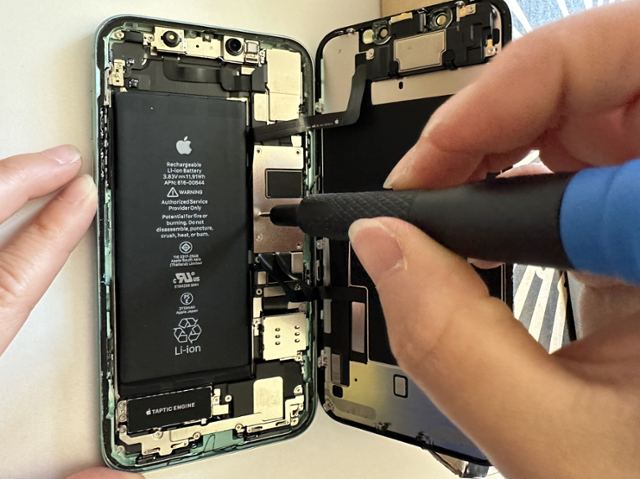 아이폰11 액정화면 직접 수리 과정 중, 새 액정화면과 몸통을 연결하고 있다. 이서희 특파원