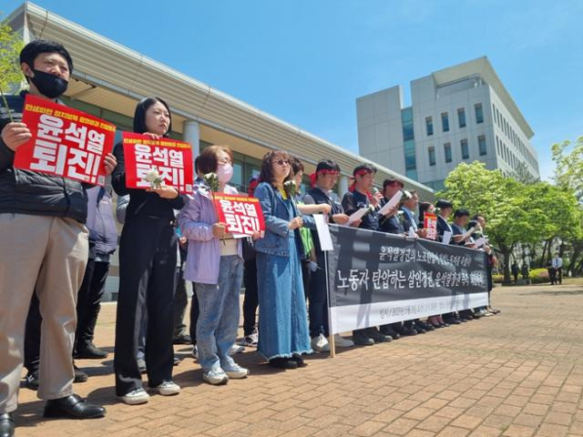 3일 민주노총 건설산업연맹 강원건설지부 등 강원지역 노동·시민단체가 춘천지법 강릉지원 앞에서 정부의 노조 탄압 중단을 촉구하는 규탄 집회를 벌이고 있다. 강릉= 뉴스1