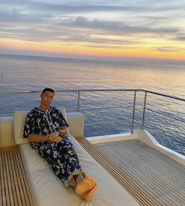 호날두가 루이비통 베이스볼 데님 셋업을 착용한 모습. '잠옷'이라는 평가가 주를 이뤘다.(사진=호날두 SNS)