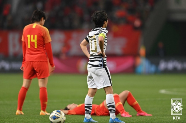 사상 첫 올림픽 본선 진출을 노리는 한국 여자축구 대표팀이 '죽음의 조'에 편성됐다. 사진은 지난 2021년 도쿄올림픽 출전권을 놓고 벌인 중국과의 아시아 지역 최종예선에서 패배 후 아쉬워하는 지소연의 모습. 대한축구협회 