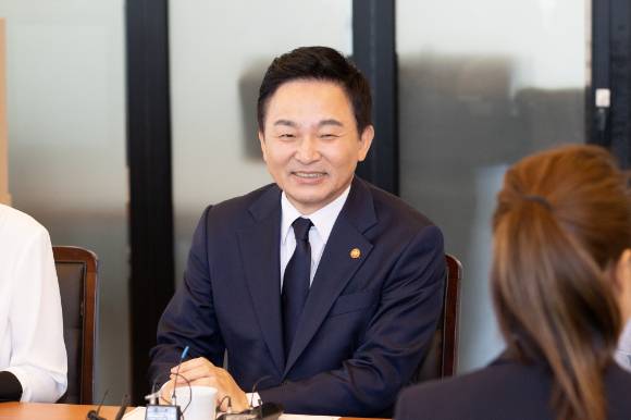 원희룡 국토교통부 장관이 지난 16일 열린 출입기자단 간담회에서 기자들의 질문에 답하고 있다. [사진=뉴시스]