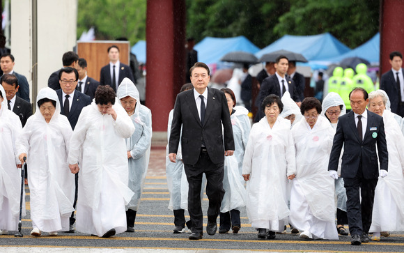 윤석열 대통령이 18일 광주 북구 국립5·18민주묘지에서 열린 제43주년 5·18민주화운동 기념식에 오월어머니회 회원들과 함께 입장하고 있다. (대통령실통신사진기자단) 2023.05.18. [사진=뉴시스]