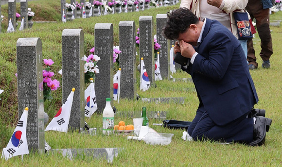 18일 오전 광주 북구 운정동 국립 5·18민주묘지에서 5·18 민주화운동 43주년 기념식이 끝난 뒤 추모객들이 열사 묘소에서 참배하고 있다. [사진=뉴시스]