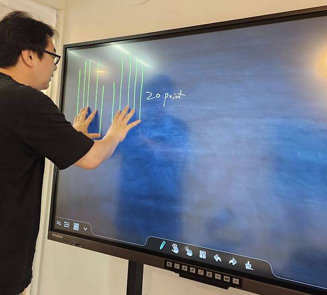 터치펜 외의 물체로도 판서 가능하며, 최대 20 포인트를 동시에 인식한다