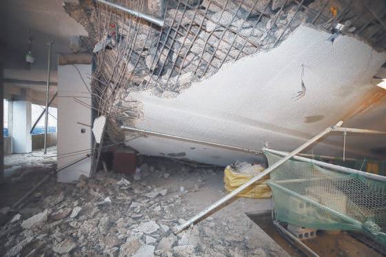 원희룡 국토교통부 장관이 2일 인천시 서구 검단의 한 아파트 지하주차장 슬래브 붕괴 현장을 찾았다. 이곳은 지난달 29일 지하주차장 지붕 구조물이 무너지는 사고가 발생했다. 뉴스1