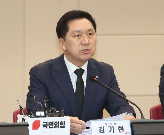 김기현 국민의힘 대표가 18일 오전 광주 서구 김대중컨벤션센터에서 열린 최고위원회의에서 모두발언을 하고 있다. 뉴스1