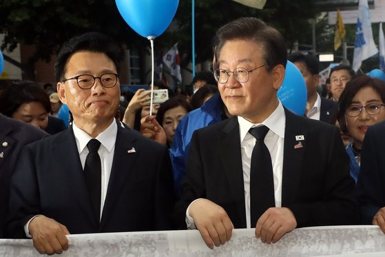 더불어민주당 이재명 대표와 박광온 원내대표가 17일 오후 광주 동구 금남로에서 열린 5·18 민주화운동 43주년 전야제 민주대행진에 참여하고 있다. 연합뉴스