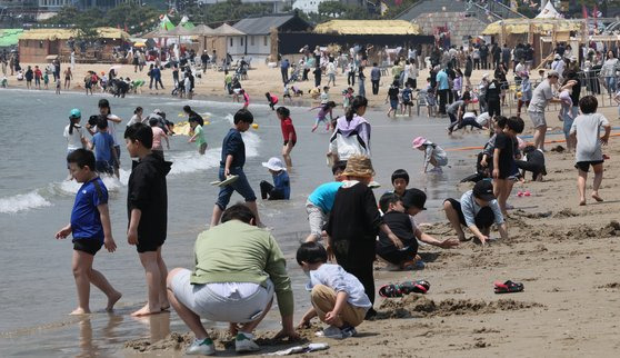 부산 수영구 광안리해수욕장을 찾은 어린이와 시민이 물놀이를 하며 더위를 식히고 있다. 송봉근 기자