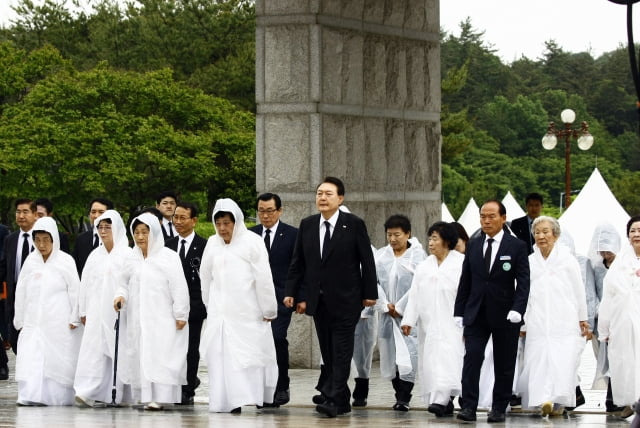 윤석열 대통령이 18일 제43주년 5·18민주화운동 기념식 '오월정신 국민과 함께'에 참석하기 위해 광주 북구 국립 5·18민주묘지로 들어서고 있다. 윤 대통령 입장은 오월어머니들과 공법단체장 등이 함께 했다./ 사진=뉴스1