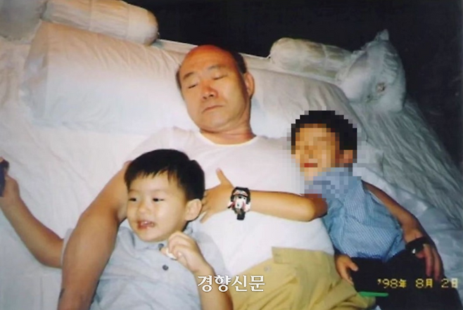 전직 대통령 고 전두환씨가 생전에 손자인 우원씨(왼쪽) 형제와 침대에서 시간을 보내고 있다. 전우원씨 제공.
