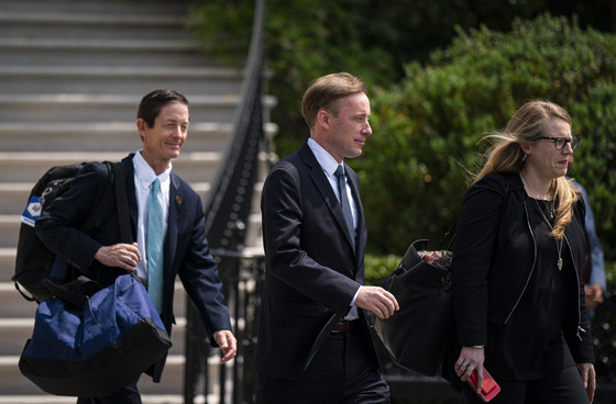 U.S. National Security Advisor Jake Sullivan, center, prepares to board Marine One in Washington Wednesday, to accompany U.S. President Joe Biden for a trip to Japan for the G7 Summit in Hiroshima. [EPA/YONHAP]