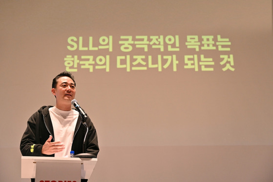 Vice Chairman of JoongAng Group Hong Jeong-do speaks during a town hall meeting at Phoenix Pyeongchang in Gangwon on Wednesday. [JOONGANG HOLDINGS]