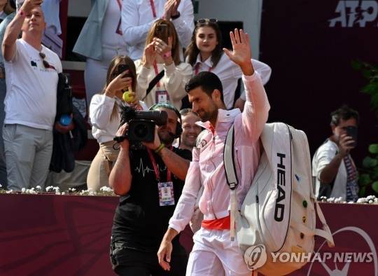 조코비치는 15일(한국시간) 이탈리아 로마에서 열린 ATP 마스터스 1000 로마오픈 남자 단식 3회전(32강)에서 그리고르 디미트로프(33위·불가리아)를 2-1(6-3 4-6 6-1)로 꺾고 16강에 진출했다.1회전은 부전승으로 통과했다. 사진은 경기장을 떠나는 모습. [연합뉴스 자료사진]