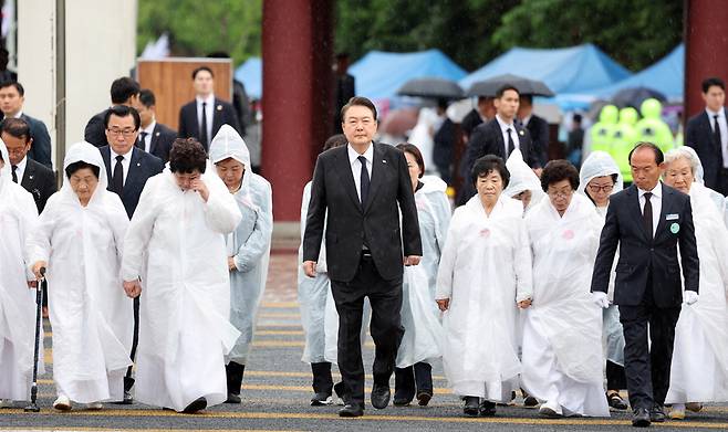 윤석열 대통령이 18일 광주 북구 국립5·18민주묘지에서 열린 제43주년 5·18민주화운동 기념식에 오월어머니회 회원들과 함께 입장하고 있다. / 사진=연합뉴스