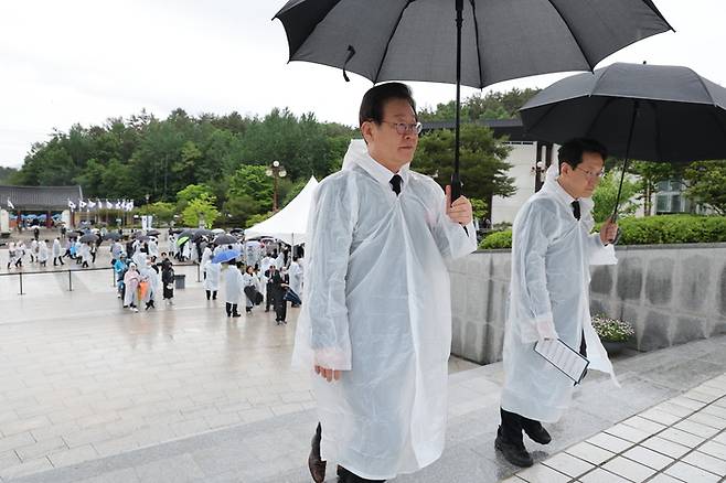 이재명 더불어민주당 대표가 18일 광주 북구 국립5·18민주묘지에서 열린 제43주년 5·18민주화운동 기념식에 입장하고 있다.  [연합뉴스]