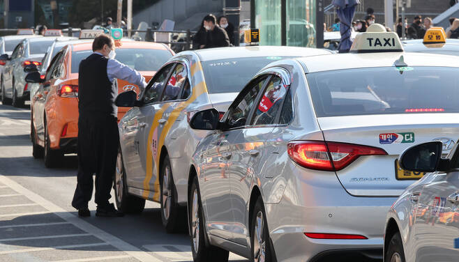 지난 2월 19일 서울 시내 택시정류장에 빈 택시들이 길게 정차해 있다. [이충우기자]