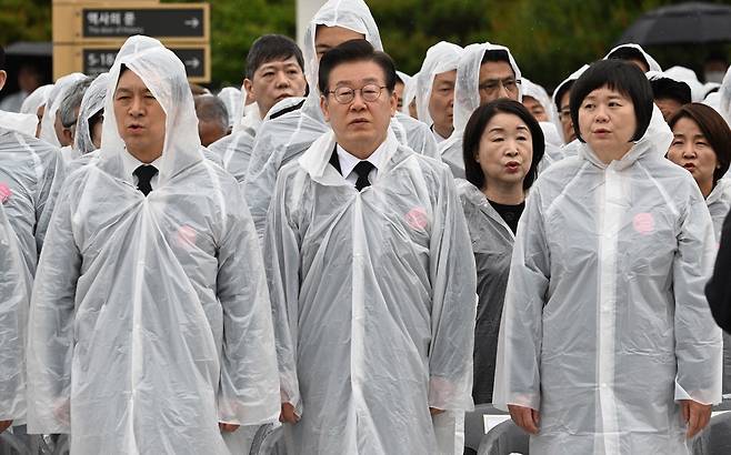 여야 지도부, 광주 총출동 김기현 국민의힘 대표와 이재명 더불어민주당 대표, 이정미 정의당 대표(앞줄 왼쪽부터) 등 여야 지도부가 18일 광주 북구 국립5·18민주묘지에서 열린 제43주년 5·18민주화운동 기념식에 참석해 애국가를 부르고 있다. 이승환 기자