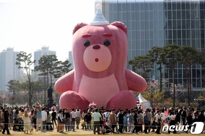 4월2일 서울 송파구 롯데월드타워 광장에 18m 벨리곰이 전시돼있다.