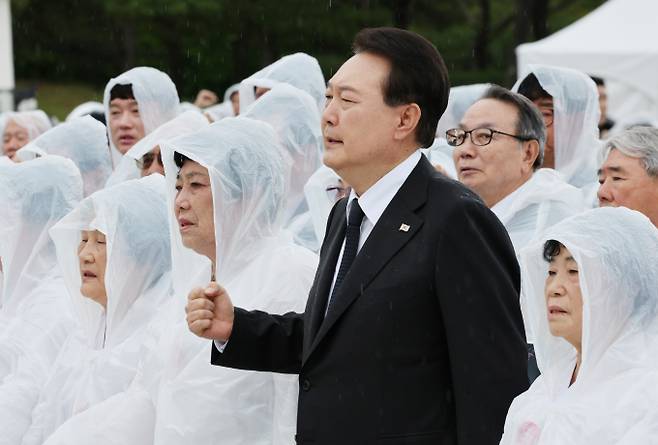 18일 제43회 5·18민주화운동 기념식에 참석한 윤석열 대통령이 기념사를 통해 '오월의 정신'을 강조했다. 사진은 18일 광주 북구 국립 5·18민주묘지에서 열린 제43주년 5·18민주화운동 기념식에서 '임을 위한 행진곡'을 제창하는 윤석열 대통령. /사진=뉴시스(대통령실통신사진기자단)