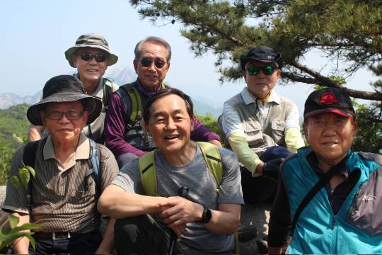 지난 13일 북한산 문수봉 정상에 오른 김영수(뒷줄 가운데) 프로당구협회 총재가 일행들과 함께 기념 사진을 찍고 있다.