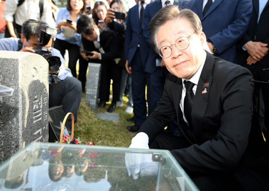 이재명 더불어민주당 대표가 5·18민주화운동 43주년을 하루 앞둔 17일 오후 광주 북구 망월동 민족민주열사묘역 내 이철규 열사 묘를 참배하며 생각에 잠겨 있다. 뉴시스