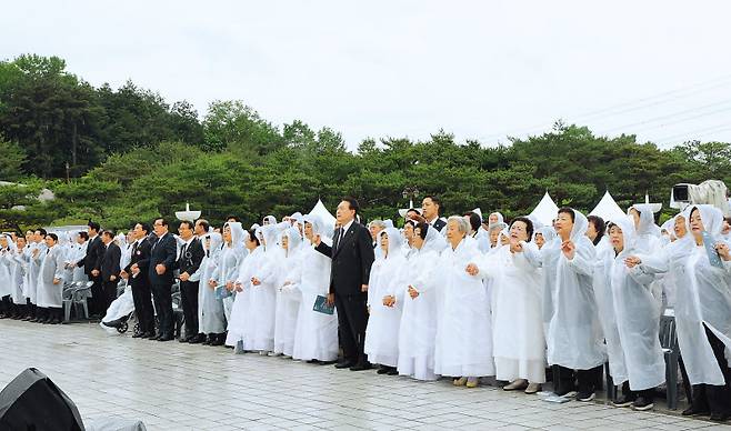 18일 광주 북구 국립5·18민주묘지에서 열린 제43주년 5·18 민주화운동 기념식에서 윤석열 대통령과 참석자들이 ‘임을 위한 행진곡’을 제창하고 있다. [연합]