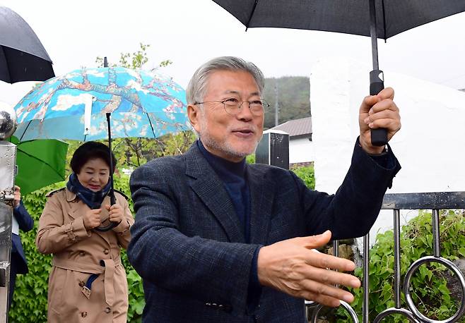 문재인 전 대통령 내외가 지난달 25일 오후 경남 양산시 하북면 자신의 책방 '평산 책방'에서 열린 현판식에 참석하고 있다. [연합]