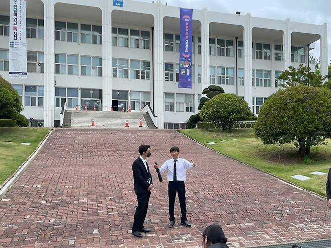 18일 오후 광주 북구 전남대학교에서 전두환 손자 전우원(왼쪽) 씨가 5·18 민주화운동이 처음으로 시작된 전남대학교 일대와 관련 시설을 둘러보고 있다. 지난 3월 광주를 방문해 전두환 일가를 대신해 사죄한 전씨는 5·18 43주년을 맞아 전날부터 다시 한번 광주를 방문해 5·18 관련 일정을 이어가고 있다. 연합뉴스