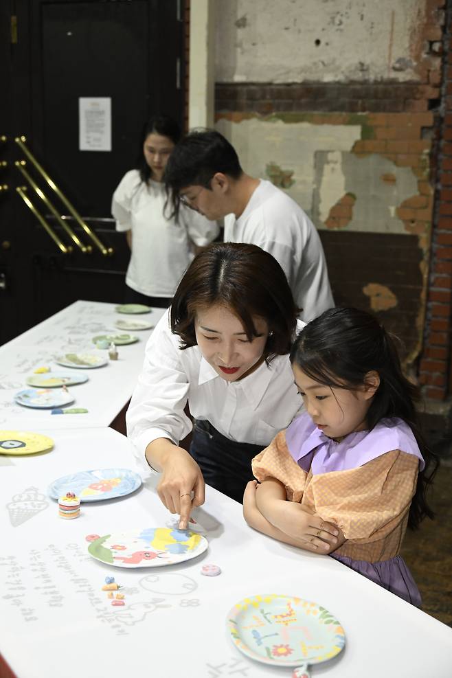 2023 공예주간 일환으로 문화역서울 284에서 열리는 ‘반짝반짝 작은 손’ 전시 전경 [공예디자인진흥원 제공]