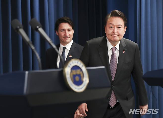 [서울=뉴시스] 홍효식 기자 = 윤석열 대통령과 쥐스탱 트뤼도 캐나다 총리가 17일 오후 서울 용산 대통령실 청사에서 열린 공동기자회견에 입장하고 있다. 2023.05.17. yesphoto@newsis.com