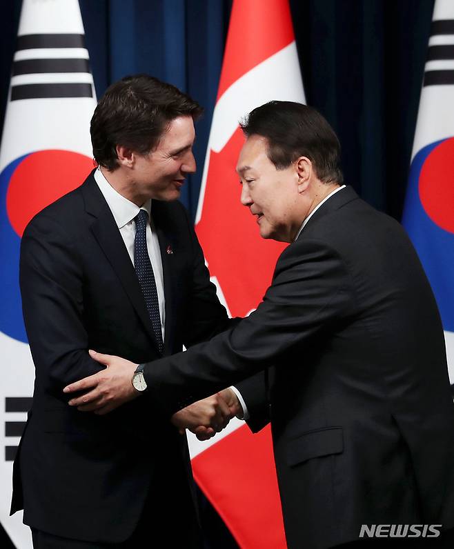 [서울=뉴시스] 홍효식 기자 = 윤석열 대통령과 쥐스탱 트뤼도 캐나다 총리가 17일 오후 서울 용산 대통령실 청사에서 열린 공동기자회견을 마친 뒤 악수하고 있다. 2023.05.17. yesphoto@newsis.com