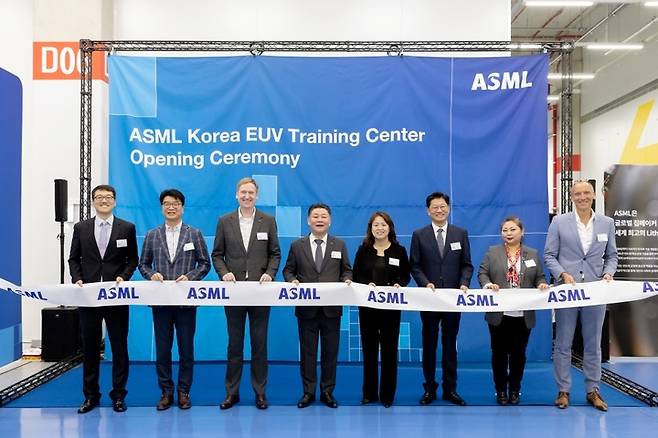 [서울=뉴시스]세계 최대 노광장비 기업 ASML의 한국 지사인 ASML 코리아가 경기 용인시에 위치한 서플러스글로벌 반도체 장비 클러스터에 EUV 라이브 모듈을 갖춘 글로벌 트레이닝 센터를 개소했다. 이우경 ASML 코리아 대표(왼쪽에서 4번째) 등 관계자들이 16일 개소식에 참석한 모습. (사진 = 업체 제공) 2023.5.18. photo@newsis.com *재판매 및 DB 금지