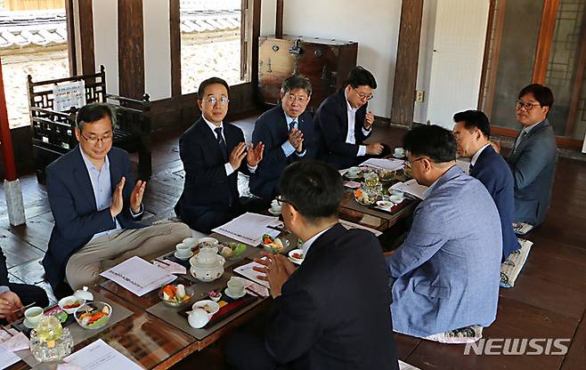 [나주=뉴시스] 나주목사내아에서 16일 나주시·혁신도시 이전 공공기관 상생협력 간담회가 열리고 있다. (사진=나주시 제공) 2023.05.18. photo@newsis.com