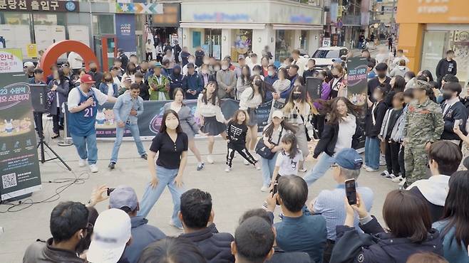 [수원=뉴시스] 수원역 로데오 스테이지 운영. (사진=수원도시재단 제공) 2023.05.18. photo@newsis.com *재판매 및 DB 금지